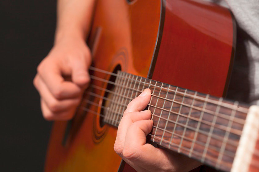 Fotolia_BillionPhotos.com_1 Gitarrenspiel