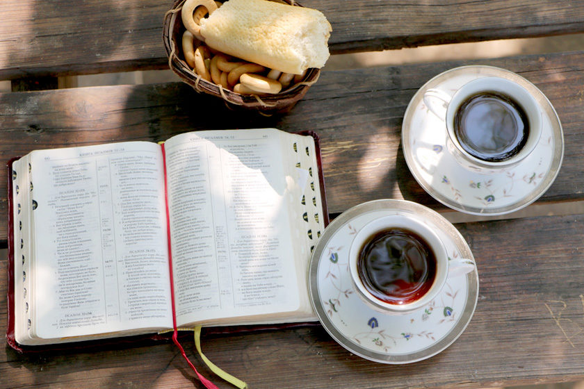 Fotolia_yra1111 Kaffee und Bibel